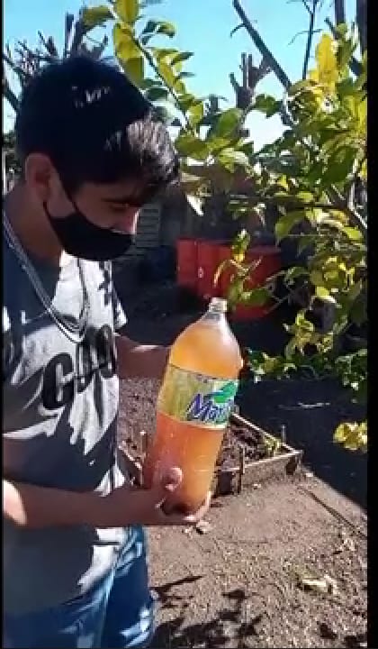 Estudiante reutilizando botella