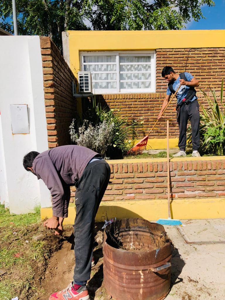 Estudiantes trabajando en el patio