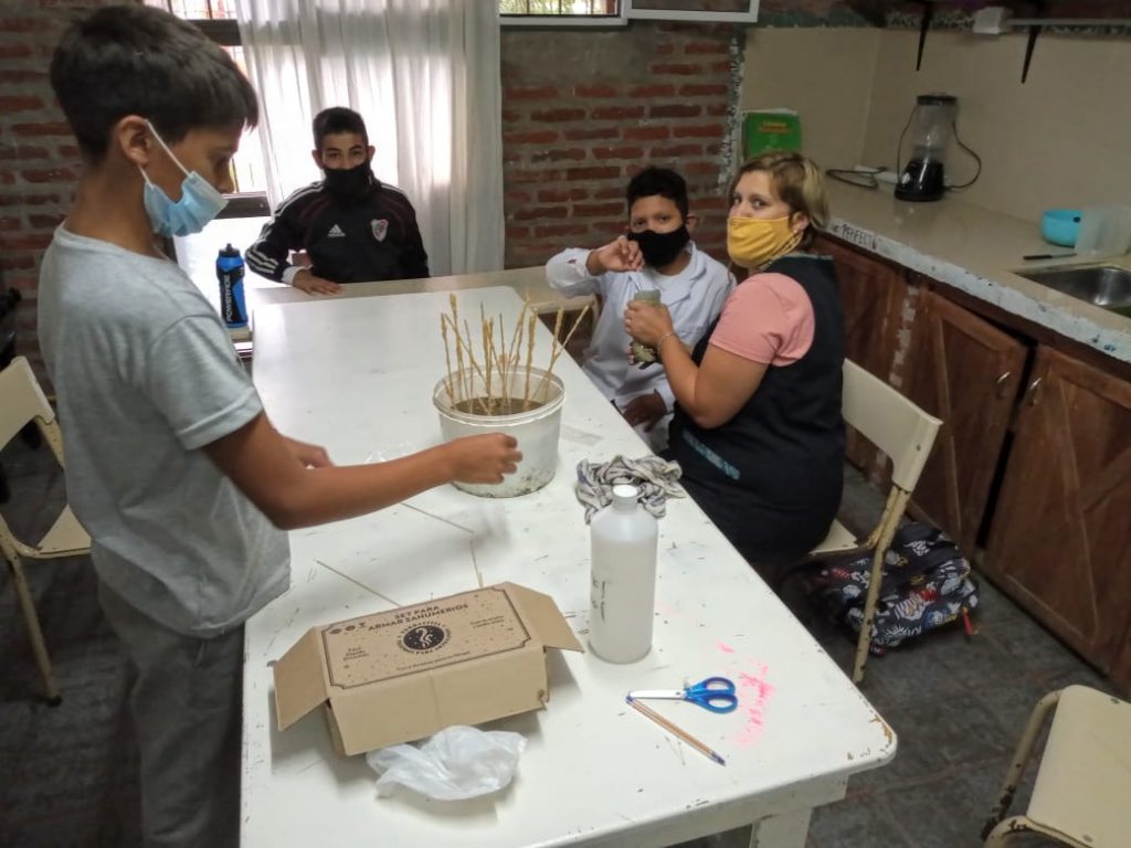 Estudiantes en la elaboración de sahúmos, sahumerios, conos y bombas aromáticas de distintas fragancias