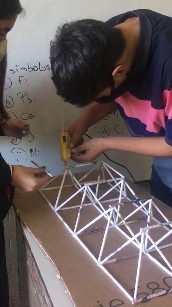 Estudiante armado una estructura de triángulos
