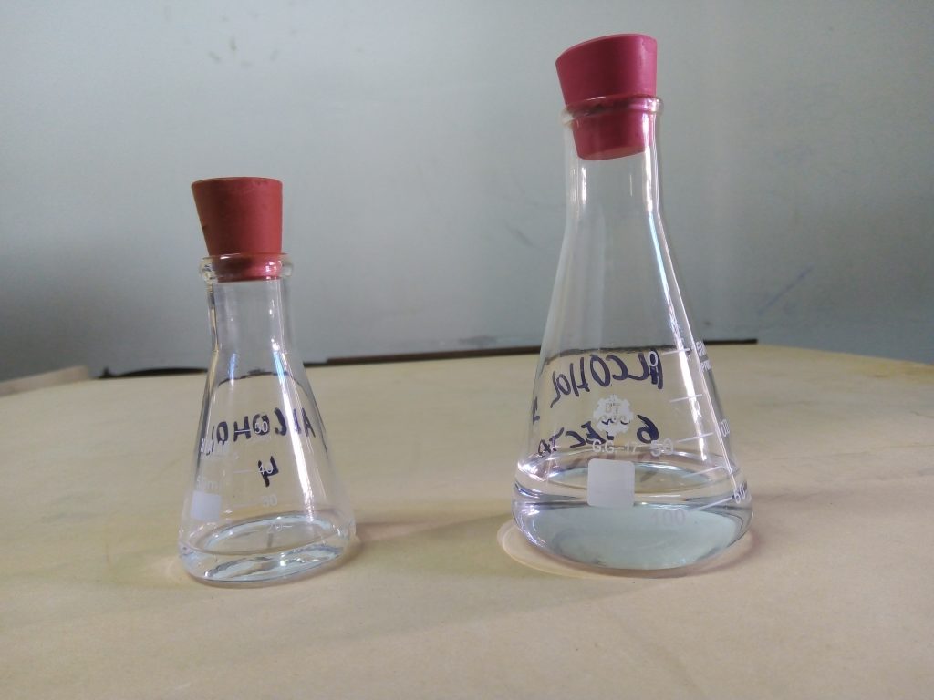 Alcohol en frazcos de laboratorio