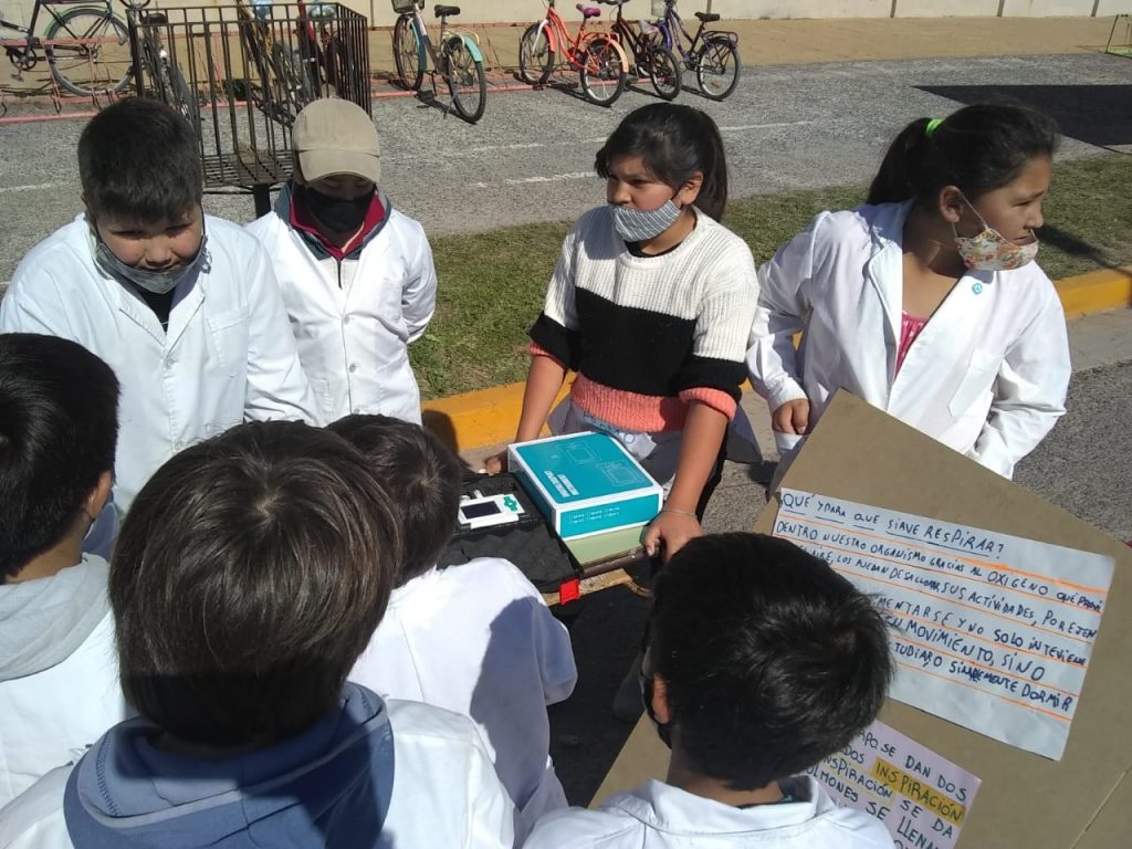 Estudiantes mostrando el proyecto