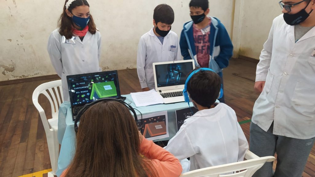 Estudiantes realizando producciones con la computadora