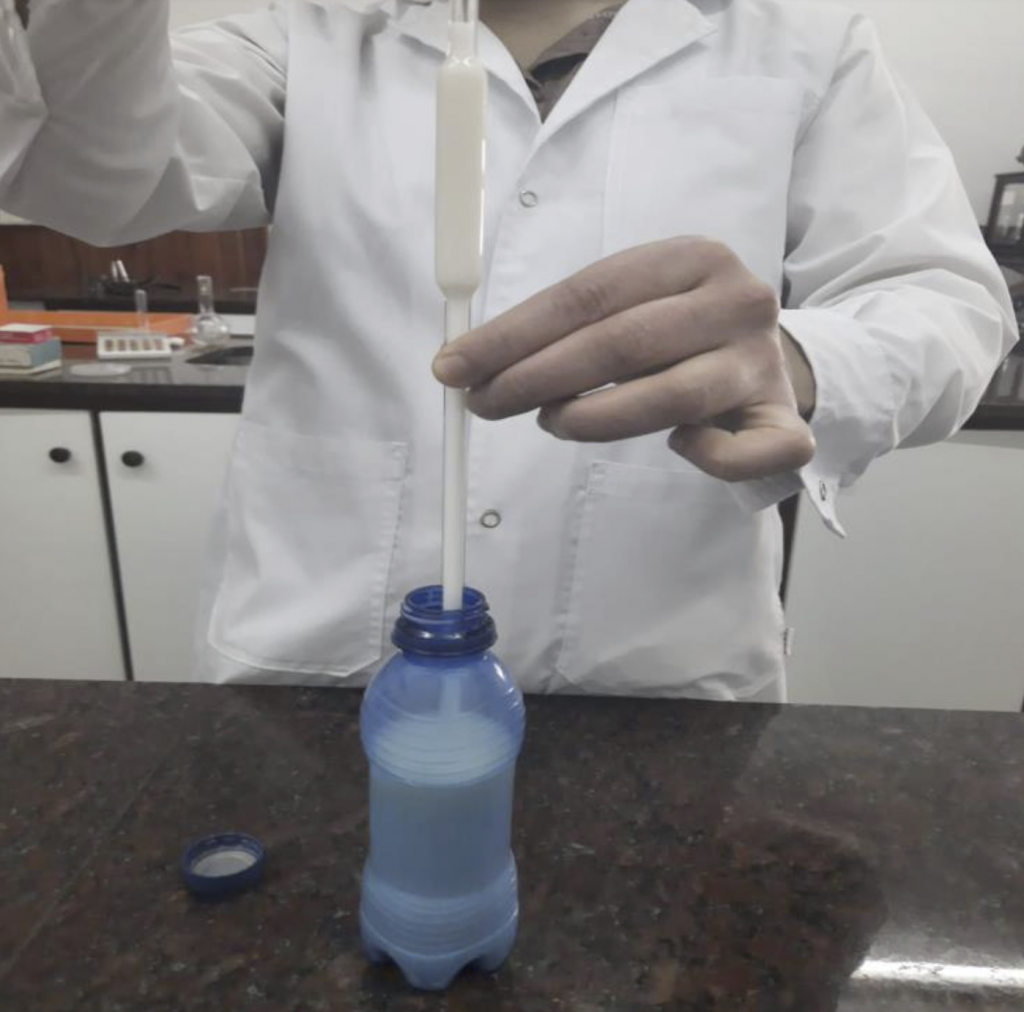 Estudiante realizando experimento con leche