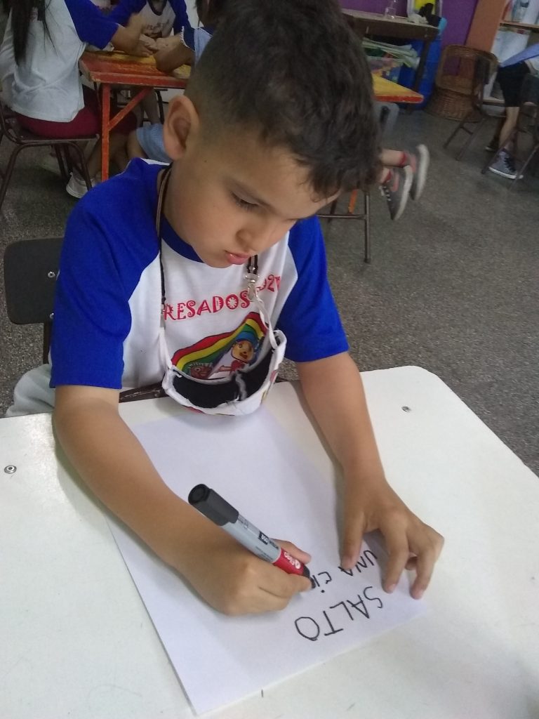 Niño escribiendo